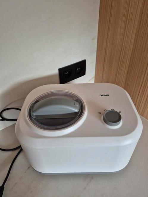 DOMO zelfvriezende ijsmachine, Elektronische apparatuur, IJsmachines, Zo goed als nieuw, Ophalen of Verzenden