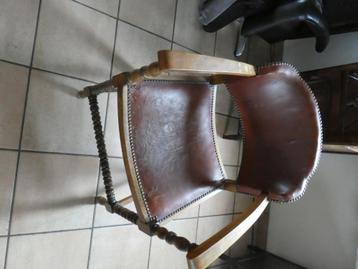 antieke stoel. beschikbaar voor biedingen