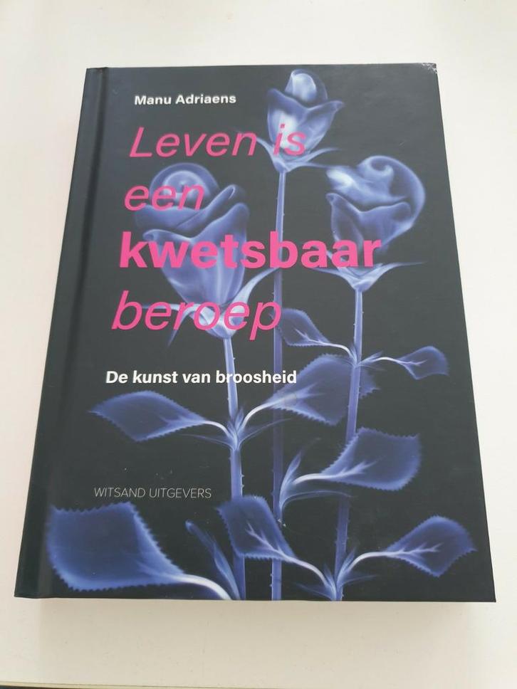 Manu Adriaens - Leven is een kwetsbaar beroep, Boeken, Psychologie, Zo goed als nieuw, Ophalen of Verzenden