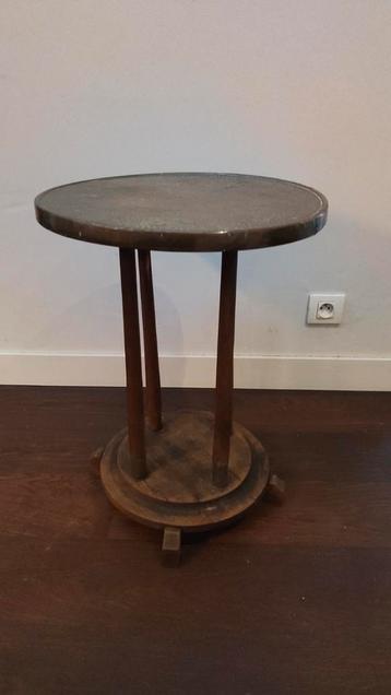Antieken houten tafeltje met koperen blad beschikbaar voor biedingen