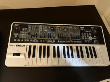 Roland GAIA SH-01 inclusief boxen Reloop ADM-5