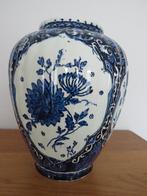 Handbeschilderde porseleinen vaas., Antiek en Kunst, Ophalen of Verzenden