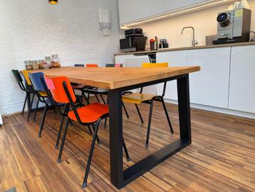 Industriële eettafel met stalen poten en massief houten blad beschikbaar voor biedingen