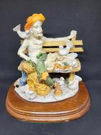 Statue en porcelaine représentant un homme sur un canapé, an, Antiquités & Art, Enlèvement ou Envoi