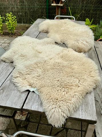 2 Echte Waterford Sheepskins Rugs uit Ierland. beschikbaar voor biedingen