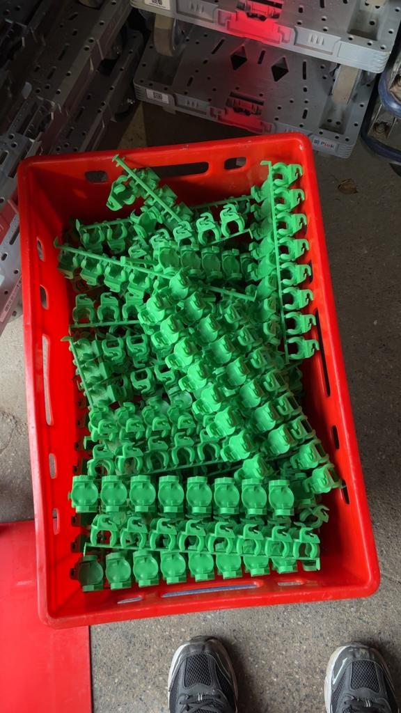 Lots d’Attaches pour tuyaux sur grillage. (Description), Auto diversen, Velgenbomen, Zo goed als nieuw, Ophalen