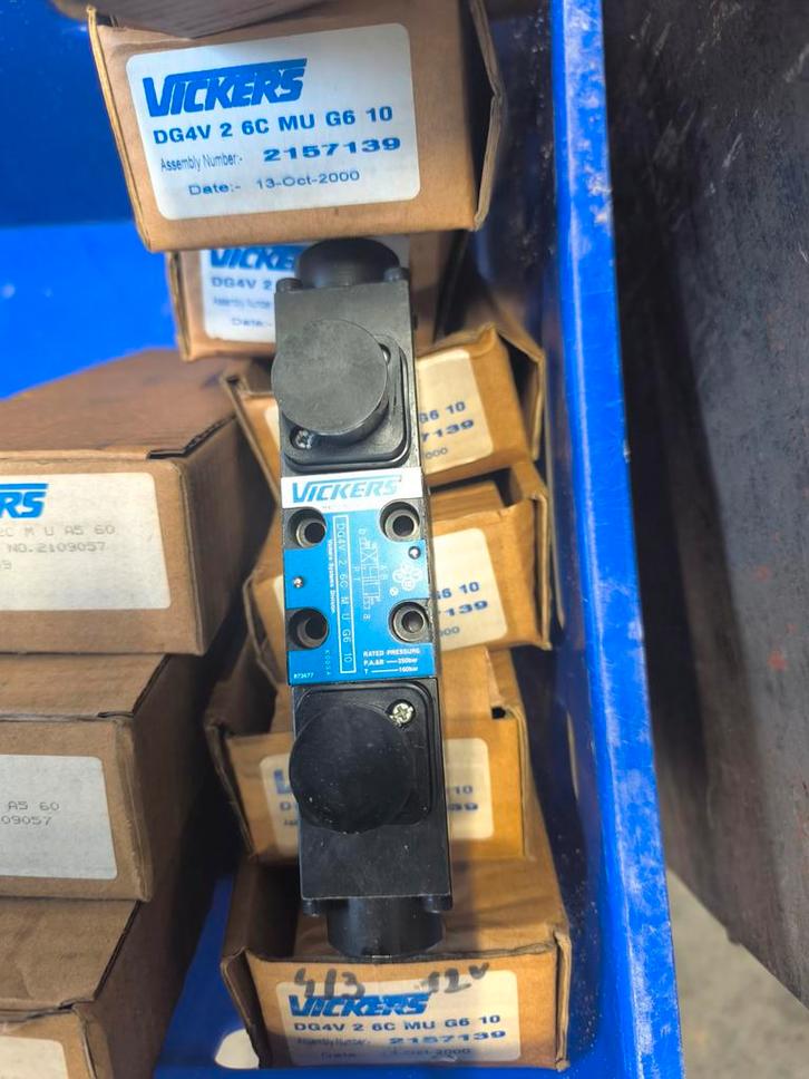 Diverse nieuwe hydraulische Vickers ventielen/stuurschuiven, Doe-het-zelf en Bouw, Overige Doe-Het-Zelf en Bouw, Nieuw, Ophalen