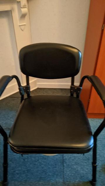 Toiletstoel beschikbaar voor biedingen