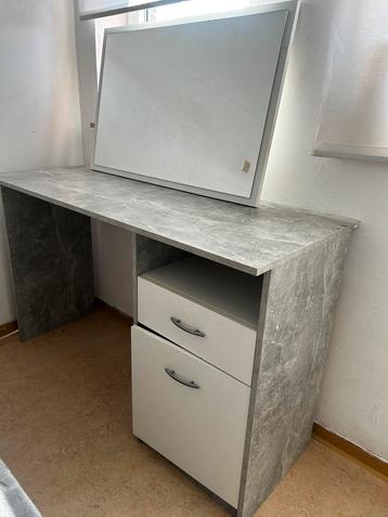 bureau marmer beschikbaar voor biedingen