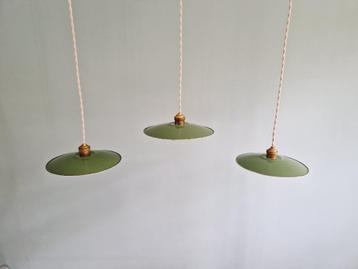 Trio van groen geëmailleerde industriële hangers beschikbaar voor biedingen