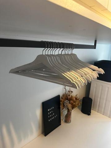 15 houten kleerhangers (wit) 