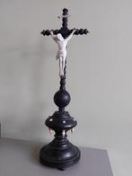 Antieke crucifix met Christus in biscuit houten kruis been, Antiek en Kunst, Antiek | Religieuze voorwerpen, Ophalen of Verzenden