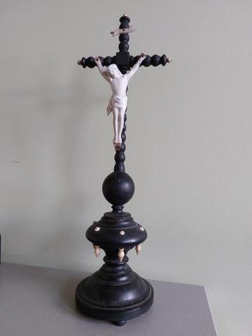 Antieke crucifix met Christus in biscuit houten kruis been