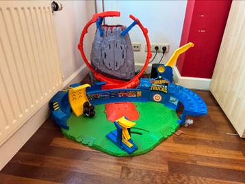 HotWheels Volcano Arena, Enfants & Bébés, Jouets | Circuits, Enlèvement, Comme neuf