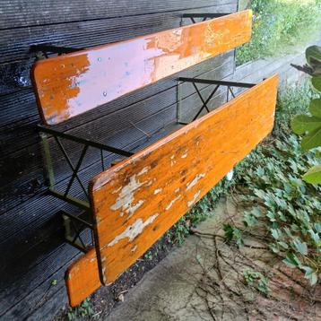 Buitentafel en twee buitenbanken set beschikbaar voor biedingen