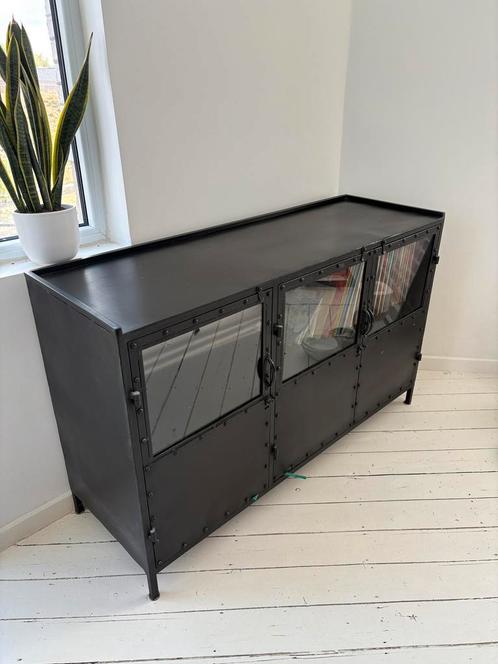 kast met glazen deurtjes in metaal, Huis en Inrichting, Kasten | Vitrinekasten, Metaal, Ophalen