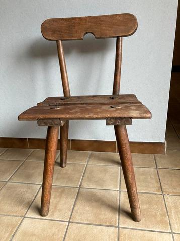 Oude stoel beschikbaar voor biedingen