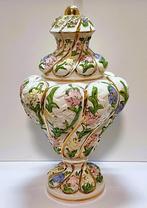 Italiaanse vaas in Capodimonte porselein., Antiek en Kunst, Ophalen of Verzenden