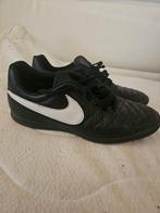 Indoor voetbal schoenen maat 42, Sport en Fitness, Voetbal, Ophalen, Zo goed als nieuw, Schoenen
