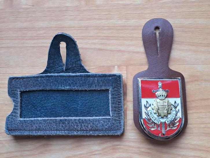 Korpsinsigne + vintage naamplaathouder, Verzamelen, Militaria | Algemeen, Landmacht, Embleem of Badge, Ophalen of Verzenden