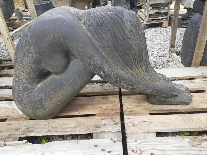 SUPERBE STATUE EN PIERRE PATINEE (la jeune dame aux longs ch, Jardin & Terrasse, Statues de jardin, Neuf, Homme, Autres matériaux