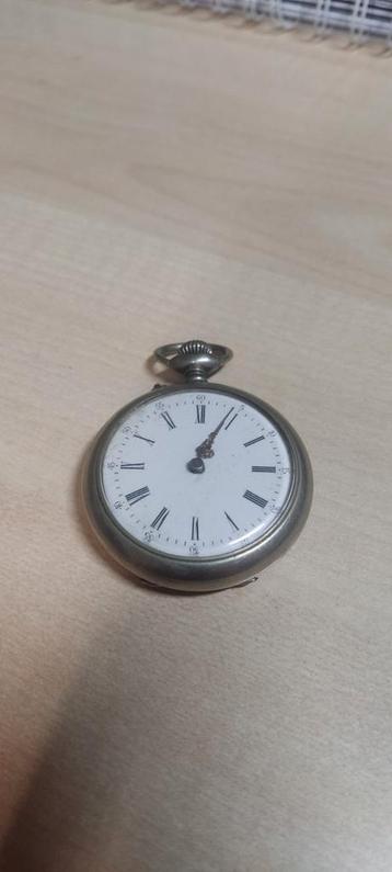 Zilverkleurig zakhorloge met vergrendelde draad, vrijstaand  beschikbaar voor biedingen