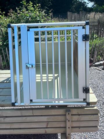 Honden bench voor hond beschikbaar voor biedingen