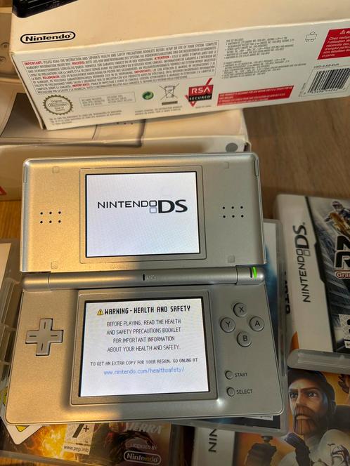 DS Lite met orginele doos en tal van spelletjes, Games en Spelcomputers, Spelcomputers | Nintendo DS, Zo goed als nieuw, DS Lite