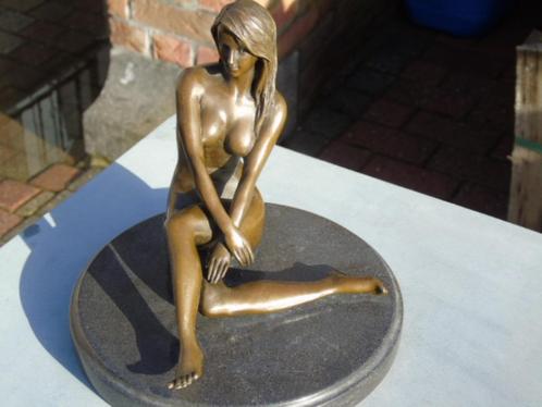 statue femme nue assise en bronze , signé ., Antiquités & Art, Antiquités | Bronze & Cuivre, Bronze, Enlèvement ou Envoi