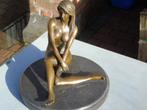 statue femme nue assise en bronze , signé ., Bronze, Enlèvement ou Envoi
