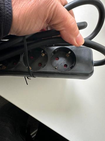 Stekkerdoos met 5 stopcontacten + schakelaar beschikbaar voor biedingen