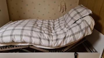 Elektrisch gemotoriseerd boxspringbed, matras en nachtkastje beschikbaar voor biedingen