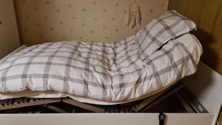Elektrisch gemotoriseerd boxspringbed, matras en nachtkastje, Huis en Inrichting, Slaapkamer | Bedden, Zo goed als nieuw, Eenpersoons