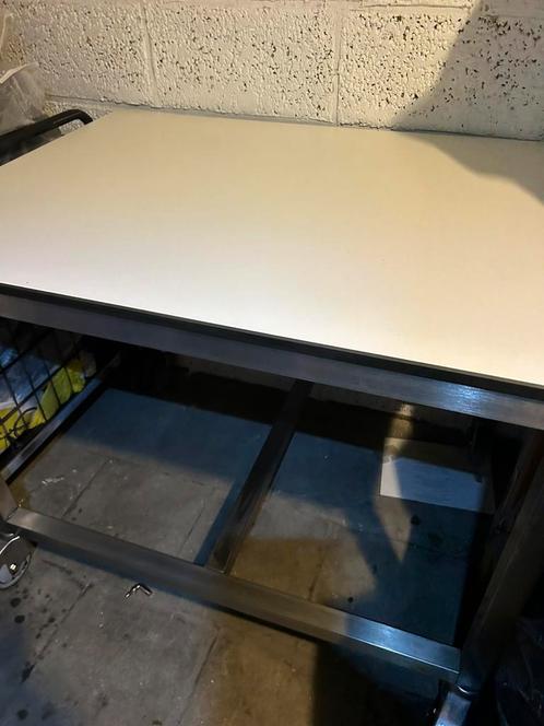 Table robuste industriel sur roulettes, Doe-het-zelf en Bouw, Tekentafels, Gebruikt, Ophalen of Verzenden