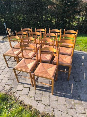 Houten stoelen 14 beschikbaar voor biedingen