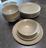Servies 24-delig Mat Groen, Huis en Inrichting, Keuken | Servies, Ophalen of Verzenden, Gebruikt, Aardewerk, Bord(en)