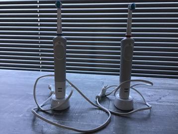 2 elektrische tandenborstels met nieuwe opzetborstels beschikbaar voor biedingen