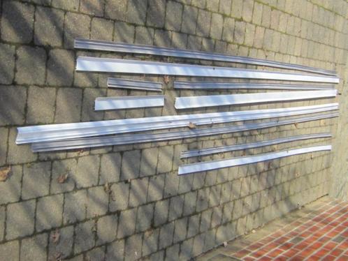 Plinthes en matière plastique comprenant les profilés gris à, Doe-het-zelf en Bouw, Plinten en Afwerking, Gebruikt, Plinten, Ophalen