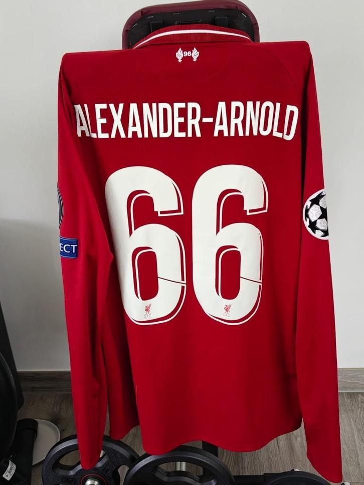 Te koop prachtig Liverpool Alexander-Arnold T-shirt - Medium, Verzamelen, Sportartikelen en Voetbal, Zo goed als nieuw, Shirt