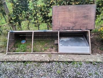 Konijnen- of caviahok met schuilplaats en uitschuifbare lad beschikbaar voor biedingen