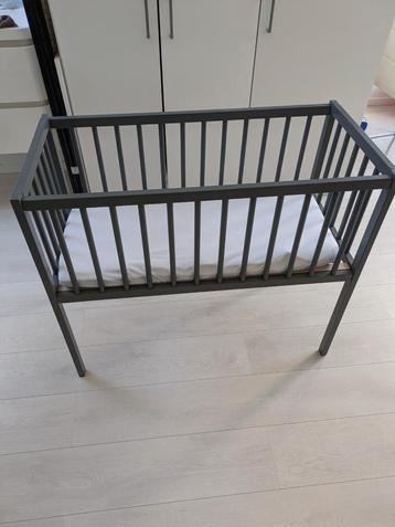 Baby wieg + aerosleep matras + beschermer + 2 hoeslakens beschikbaar voor biedingen