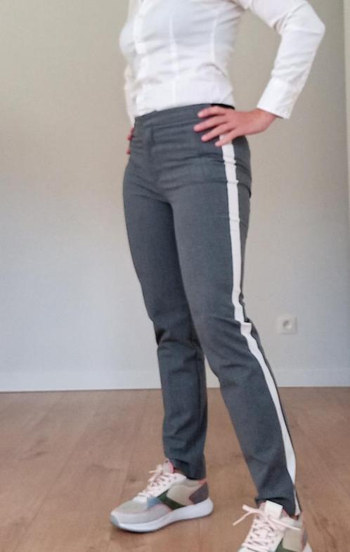 GRIJZE BROEK MET WITTE ZIJSTREEP - ALS NIEUW, Kleding | Dames, Broeken en Pantalons, Zo goed als nieuw, Grijs, Lang, Ophalen of Verzenden