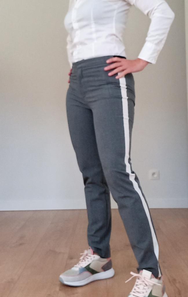 GRIJZE BROEK MET WITTE ZIJSTREEP - ALS NIEUW, Kleding | Dames, Broeken en Pantalons, Zo goed als nieuw, Grijs, Lang, Ophalen of Verzenden