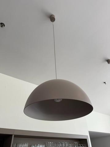 Grote taupekleurige hanglamp beschikbaar voor biedingen