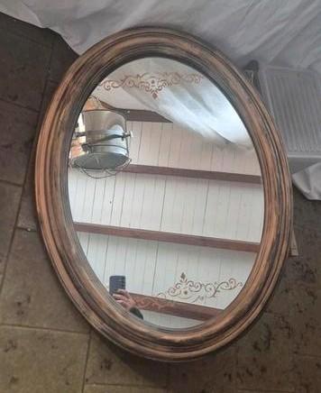 Vintage ovale spiegel — gepatineerd houten frame beschikbaar voor biedingen