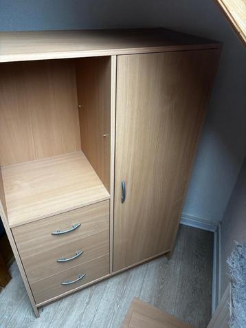 Armoire beschikbaar voor biedingen