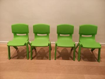 4 stevige groene plastieken stapelbare stoeltjes beschikbaar voor biedingen