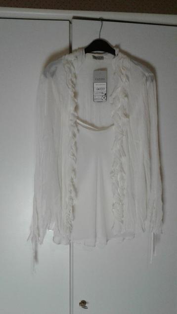 Deux blouses blanche neuves avec étiquette Canda Taille 46,