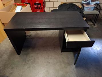 Zwart bureau met lade en kast beschikbaar voor biedingen