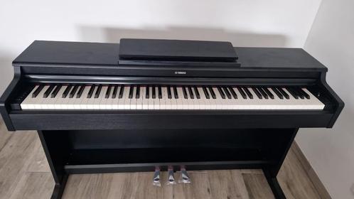 Digitale piano met pedalen. 88 toetsen, Muziek en Instrumenten, Piano's, Zo goed als nieuw, Piano, Zwart, Digitaal, Ophalen